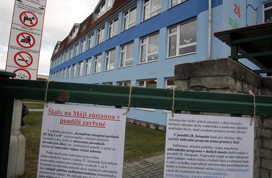 Školní areál na sídlišti Máj v Českých Budějovicích je kvůli azbestu uzavřený.