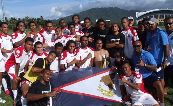 Fotbalisté Americké Samoy slaví vbec první vítzství v historii.