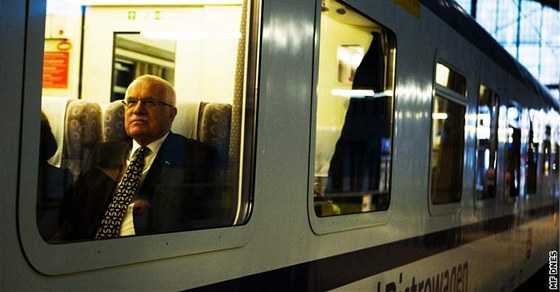 Prezident Václav Klaus pi cest vlakem do Polska. Ilustraní snímek