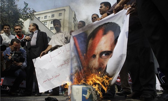 Protestující pálí portrét syrského vládce Baára Asada