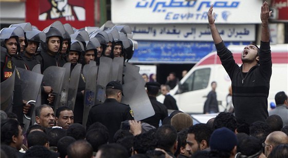 Egypané svádjí v ulicích líté boje s policií. Obávají se, e armáda uchvátí