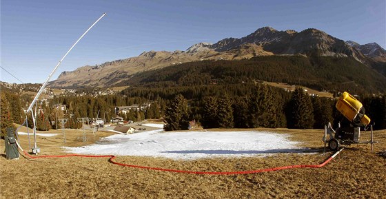 Extrémní sucho a teplo odložilo ve švýcarských Alpách začátek lyžařské sezóny