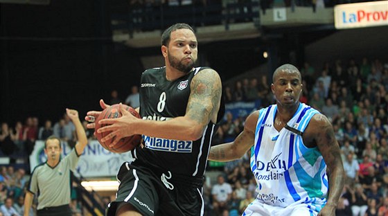 Deron Williams (vlevo) v dresu Besiktase Istanbul v utkání s Dexií Mons-Hainaut.