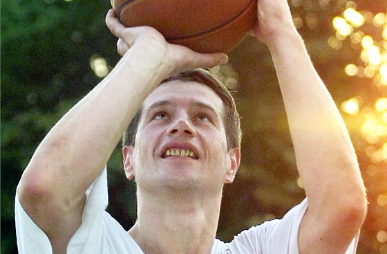 JEDNOU BASKETBALISTA, NAVDY BASKETBALISTA. Václav Hrubý na snímku z roku 2002.