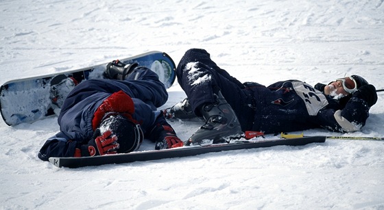 Sráka snowboardisty a lyae na sjezdovce - ilustraní foto