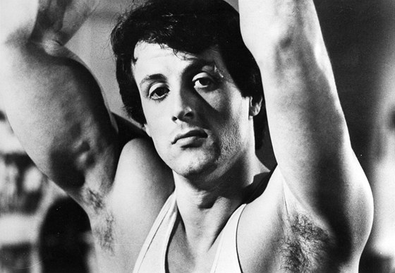 Sylvester Stallone ped 32 lety jako Rocky. Te produkuje stejnojmenný muzikál,...