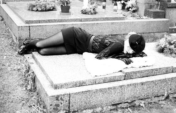 eská Miss Veronika Machová pózovala i na hrob.