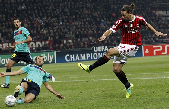 Zlatan Ibrahimovic z AC Milán stílí na branku Barcelony v podzimním zápase základní skupiny.