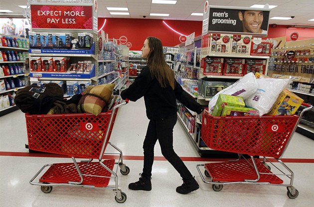 ��m v�c toho nakoup�m, t�m v�c u�et��m ... Ameri�anka t�hne dva voz�ky pln�...