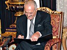 Jemenský prezident Sálih pi podpisu dohody o pedání moci. (23. listopadu 2011)