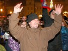 Fotbaloví fanouci na plzeském námstí slaví vítzství nad Borisovem.