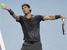 panlský tenista Rafael Nadal podává v zápase na Turnaji mistr proti Mardy