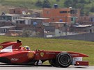 TADY JSEM DOMA. Felipe Massa s Ferrari bhem tetího tréninku na Velkou cenu