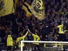 DOKÁZALI JSME TO! Spolená radost hrá Dortmundu s fanouky po vítzství nad