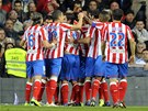 RADUJE SE CELÝ TÝM. Hrái Atlétika Madrid oslavují branku v derby s Realem.
