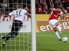 MÍÍ DO SÍT. Andreas Ivanschitz (vpravo) stílí gól Bayernu, záloníkovi