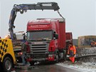 Odklízení následk nehody pti kamion na dálnici D1 u Jihlavy. 23.11.2011