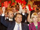 Jií Paroubek hlasuje spolen s delagáty na ustavujívím zasedání své nové