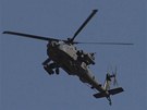 Vrtulník Apache poblí základny Shank v afghánském Lógaru