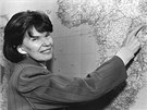 Danielle Mitterrandová na snímku z roku 1988 ukazuje ve své paíské kancelái