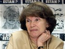 Danielle Mitterrandová sedí ped snímky údajných obtí diktatury v Chile (26.