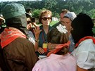 zapatisti vítají Danielle Mitterrandovou po jejím píjezdu do vesnice La