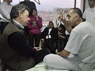 Kolumbijský prezident Juan Manuel Santos (vlevo) naslouchá policistovi a