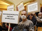 Obyvatelé Spoilova demonstrovali pi jednání praského zastupitelstva proti