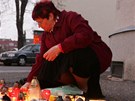 Na místo nehody v Hradci Králové nosí lidé svíky a plyáky.