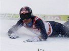 JÍZDA PO HRUDI. Norský skokan na lyích Anders Bardal po pádu v souti
