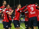 Fotbalisté Lille se radují ze vsteleného gólu. Úpln vlevo eský obránce David