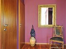 Výrazný barevný akcent  ervený a fialový nátr stn v pedsíni. Zdroj:...
