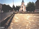 Most na ulici Komenského pi povodních v roce 1997. Dvojice most bude...