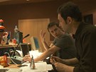 Jan P. Muchow (vpedu) a Michala Novinski pi nahrávání hudby k filmu Ve stínu 