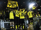 DÍKY ZA PODPORU, SÜDTRIBÜNE! Fotbalisté Dortmundu si uívají vítzství ve