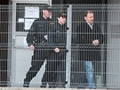 Policisté odvádjí éfa praských stráník Vladimíra Kotroue (27. listopadu