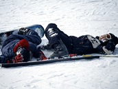 Srážka snowboardisty a lyžaře na sjezdovce - ilustrační foto