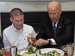 Viceprezident Joe Biden u píleitosti Dne díkvzdání pohostil americké vojáky...