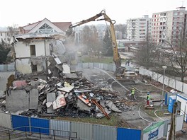 Demolici domu pihlíeli lidé z okolí, kvli bezpenosti, ale dlníci celé