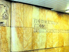 Obklady stěn v horním vestibulu stanice metra A Hradčanská jsou důkazem, že si