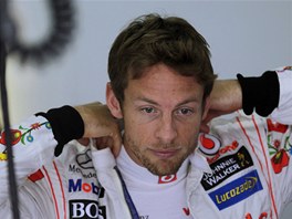 POSLEDN PPRAVY. Jenson Button z McLarenu si urovnv kombinzu ped zatkem