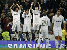 HOP! Hri Realu Madrid ve vskoku slav branku Cristiana Ronalda (druh zleva)