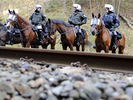 Nmetí poádkoví policisté hlídají elezniní tra nedaleko Leitstade, kudy