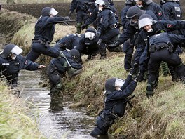 Nmetí policisté skáou pes potok pi pronásledování  protijaderných