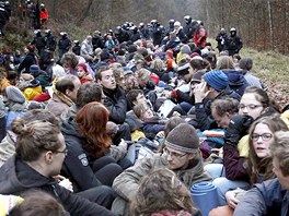 Protijaderní demonstranti svými tly zcela pokryli elezniní tra blízko