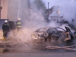 Zatmco ob vozidla u pohltily plameny c se po tekoucm palivu, hasii