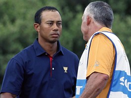 Bez úsmvu pijal Tiger Woods ruku podanou svým bývalým caddiem Stevem