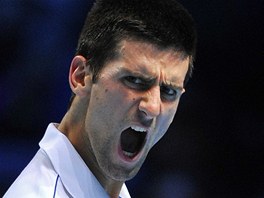 V LAUFU. Novak Djokovi se hecuje v utkn Turnaje mistr proti Tomi