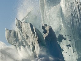 Z obího ledovce odpadá ledová kra a v zálivu Disko Bay zvedá ohromnou vlnu.