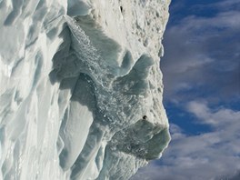 Ohromná kra kotví nedaleko grónského ledovce Jakobshaven, který osvtluje záe